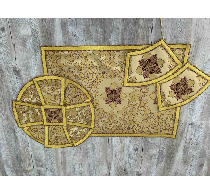 Bishop's vestment set in gold brocade - Vestment set for Archbishop